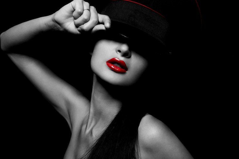 Retrato em preto e branco com batom vermelho em destaque
