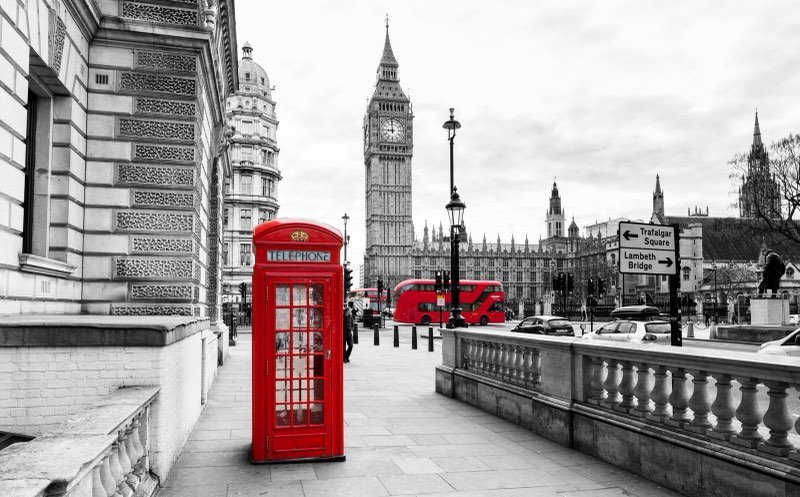 Cabine telefônica vermelha diante do Big Ben, com a cena em preto e branco