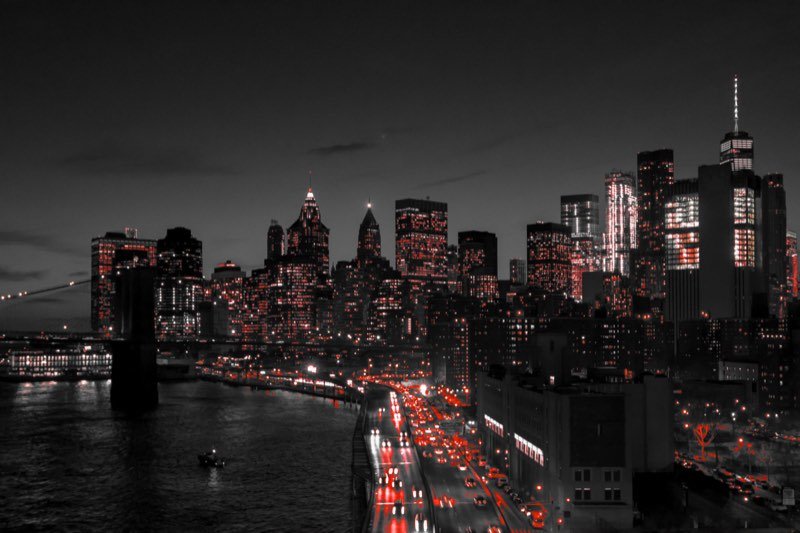 Vista noturna de Manhattan com as luzes em vermelho